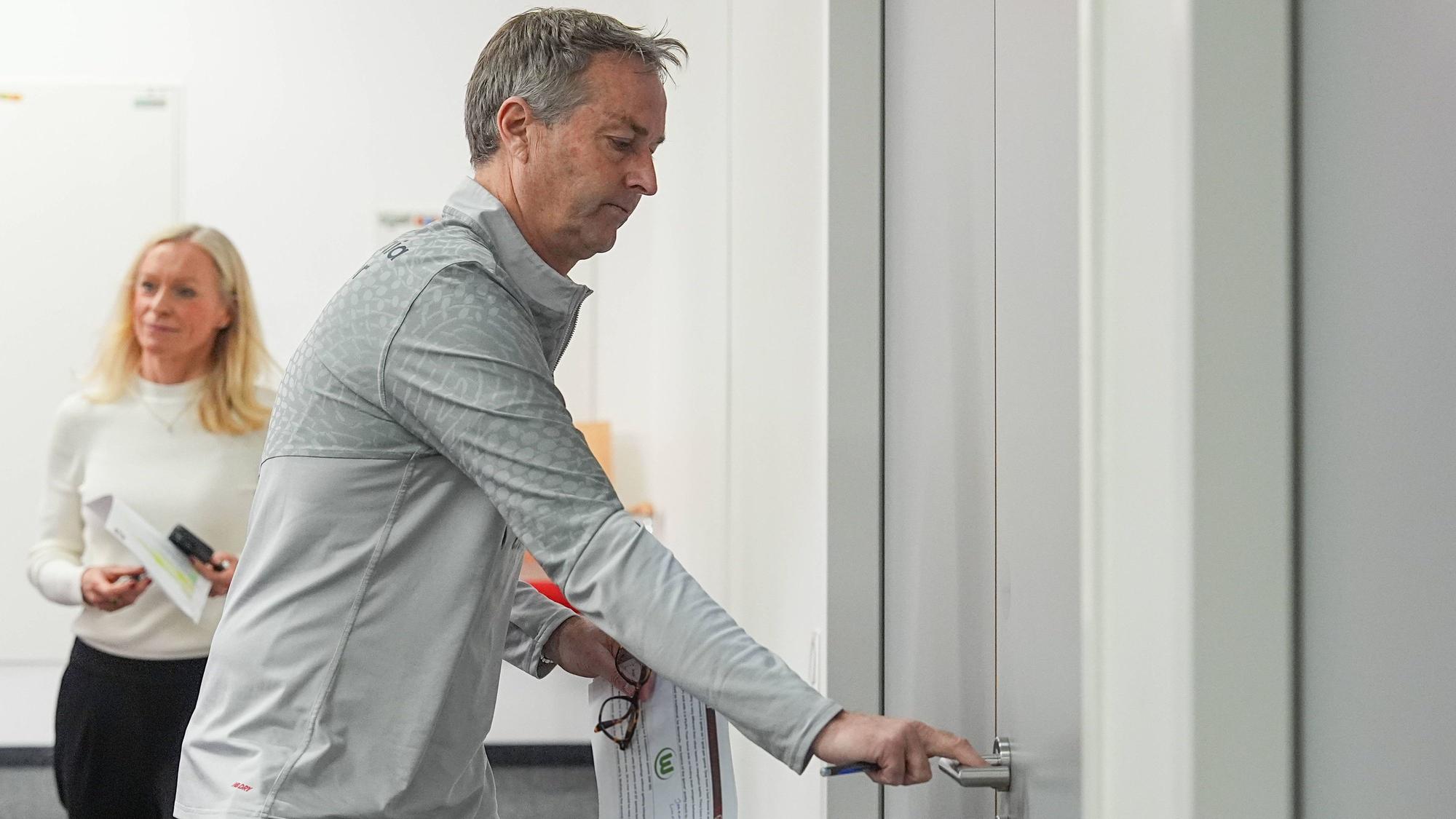 Kasper Hjulmand beim Verlassen der Pressekonferenz in der Bay-Arena am Freitag.