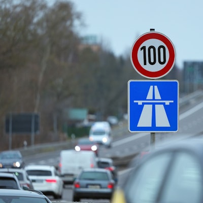 Berlin: Ein Schild am Fahrbahnrand der Autobahn A 114 zeigt die Geschwindigkeitsbegrenzung auf Tempo 100 an.+