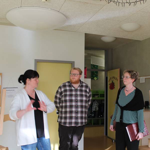 Anette Meyer (Fachkraft, v. l.), Ben Gräf (Fachkraft), Sandra Kutzehr (Kita-Fachberaterin) empfingen Herbert Reul.