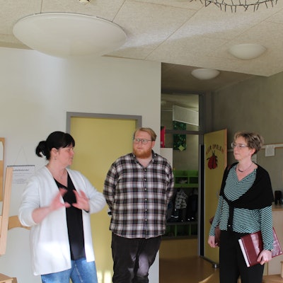 Anette Meyer (Fachkraft, v. l.), Ben Gräf (Fachkraft), Sandra Kutzehr (Kita-Fachberaterin) empfingen Herbert Reul.