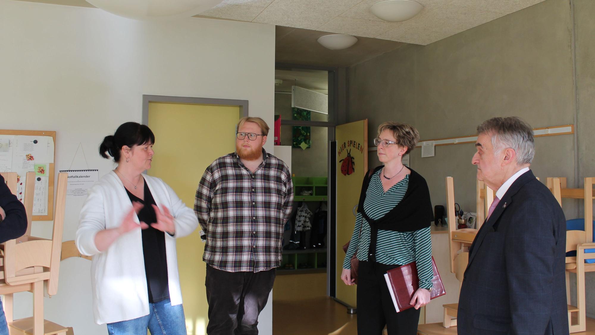 Anette Meyer (Fachkraft, v. l.), Ben Gräf (Fachkraft), Sandra Kutzehr (Kita-Fachberaterin) empfingen Herbert Reul.