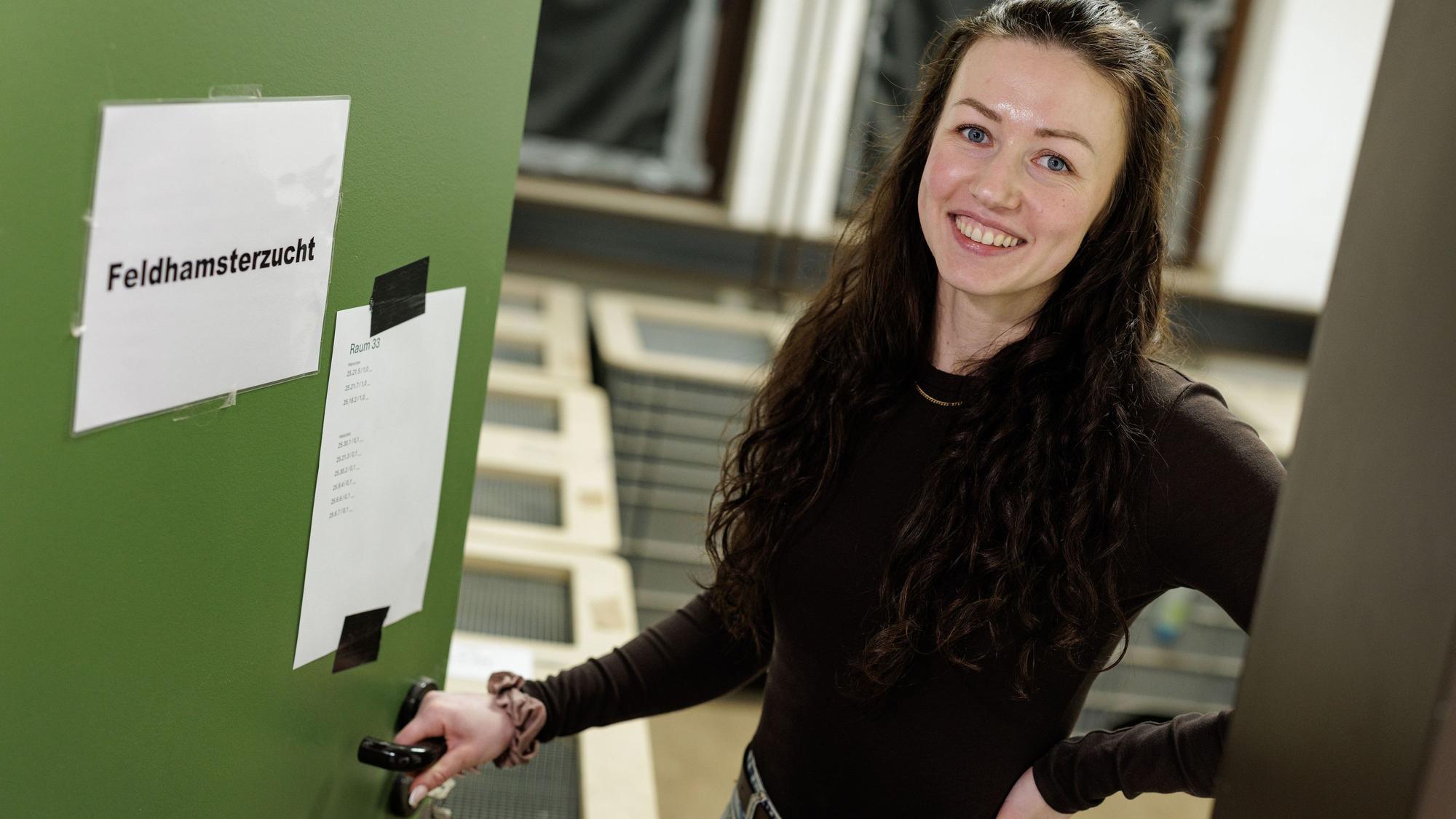 Projektleiterin Anika Hirz verpaart im Rahmen eines Artenhilfsprojekts im Artenschutzzentrum des Landes deutsche Feldhamster und Exemplare aus den Niederlanden, um die stark bedrohte Tierart zu fördern.