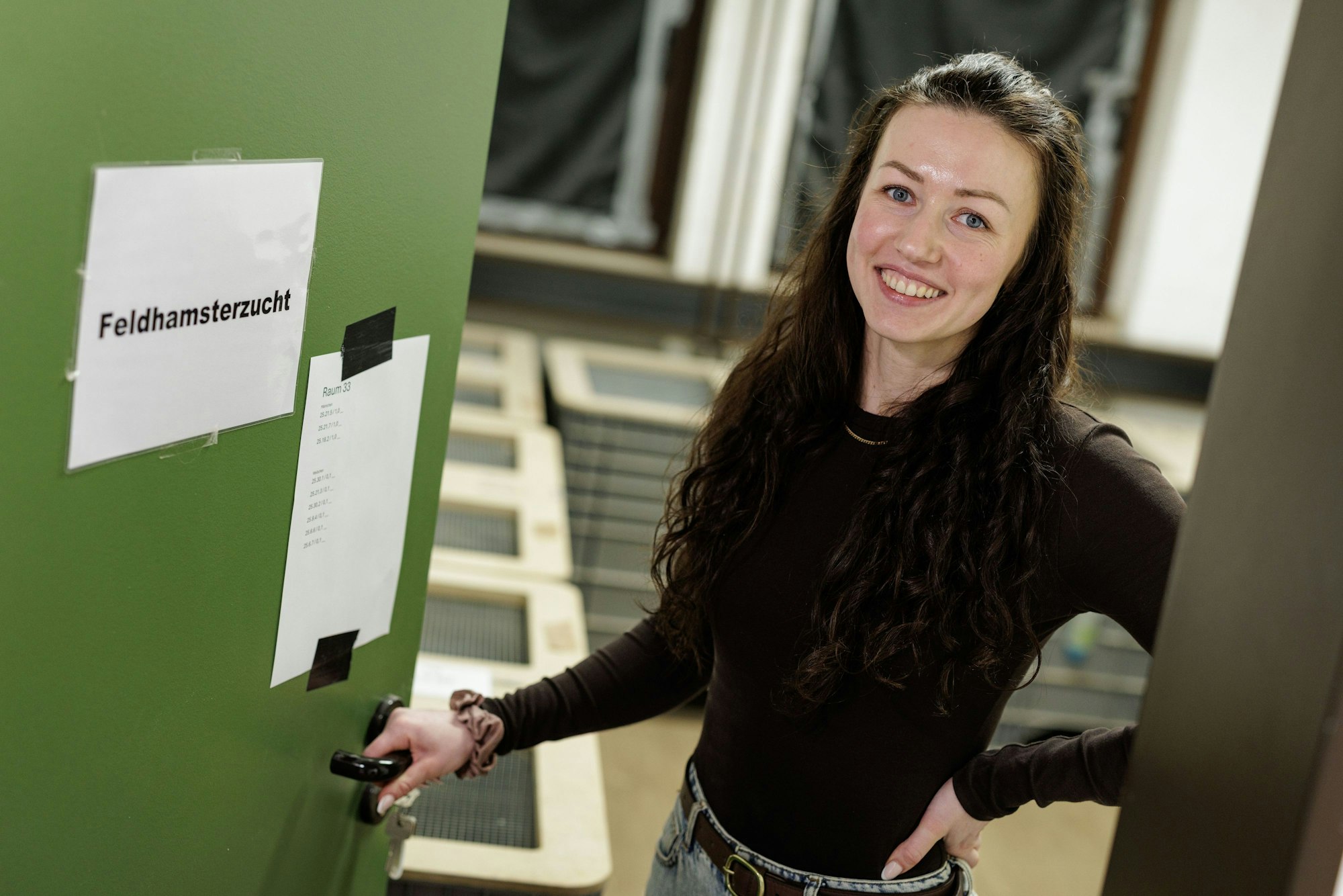 Projektleiterin Anika Hirz verpaart im Rahmen eines Artenhilfsprojekts im Artenschutzzentrum des Landes deutsche Feldhamster und Exemplare aus den Niederlanden, um die stark bedrohte Tierart zu fördern.