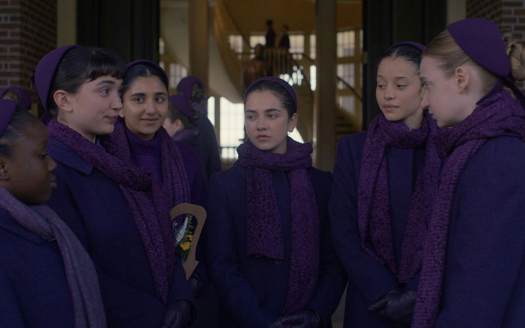 Die in lila gekleideten Mädchen von Aunt Lydias Elite-Schule sind gespannt, welcher Mann für sie ausgesucht werden wird. (Bild: © Disney+ 2026)