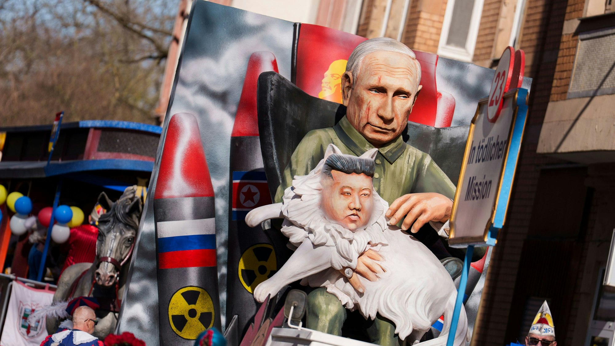 Ein Motivwagen „In tödlicher Mission“ zeigt Wladimir Putin, Ministerpräsident Russlands, und Kim Jong-un, Oberster Führer der Demokratischen Volksrepublik Korea, im März 2025 als Katze auf dem Schoss von Putin.