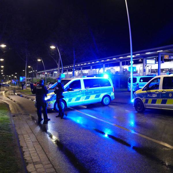 Mehrere Polizeifahrzeuge und Einsatzkräfte stehen am Siegburger ICE-Bahnhof.