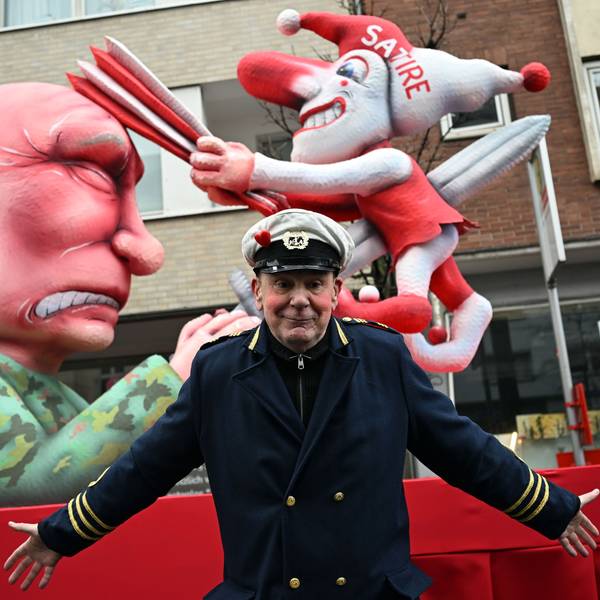 Jacques Tilly, Wagenbauer, steht im Februar dieses Jahres vor dem Mottowagen, auf dem eine Skulptur des russischen Präsidenten Wladimir Putin die Düsseldorfer Karnevalsfigur Hoppeditz aufspießt.