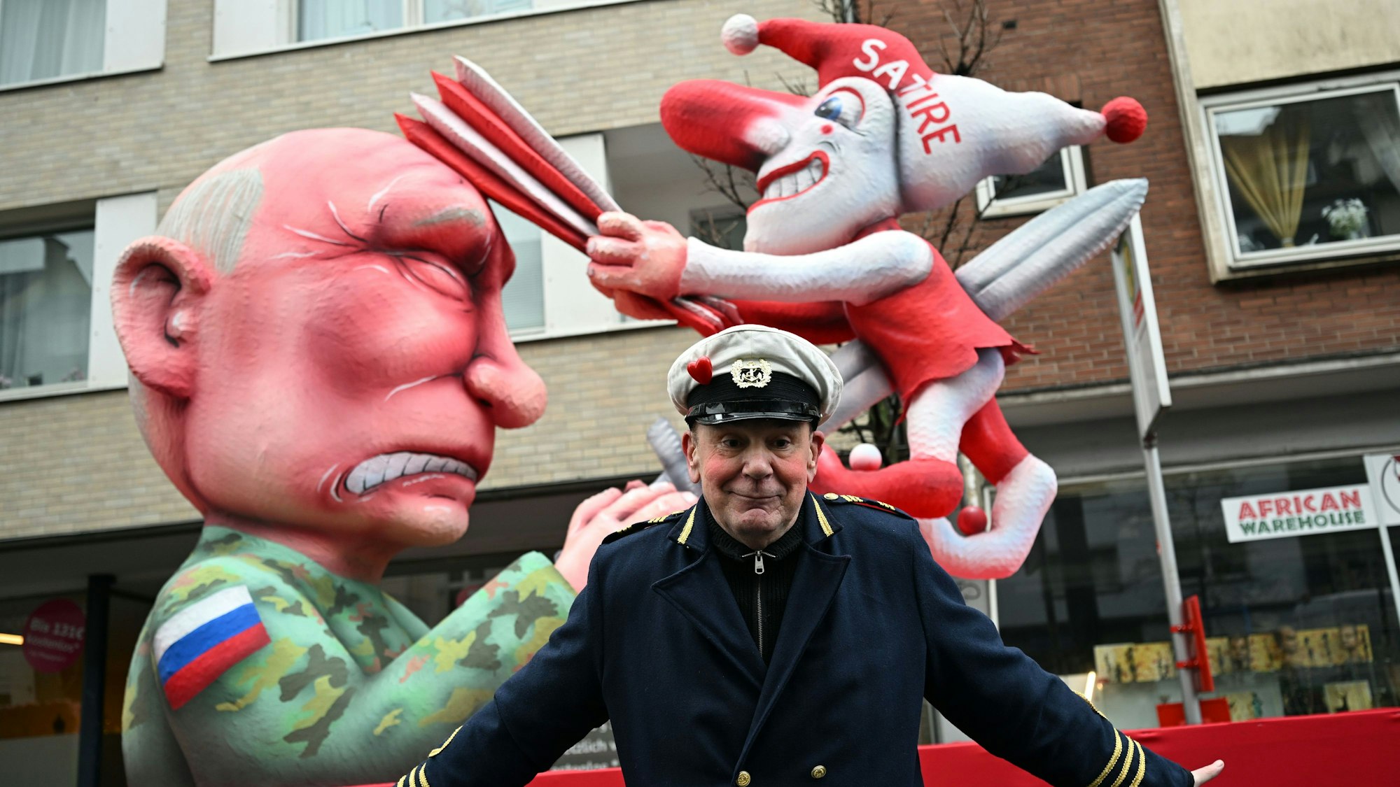 Jacques Tilly, Wagenbauer, steht im Februar dieses Jahres vor dem Mottowagen, auf dem eine Skulptur des russischen Präsidenten Wladimir Putin die Düsseldorfer Karnevalsfigur Hoppeditz aufspießt.