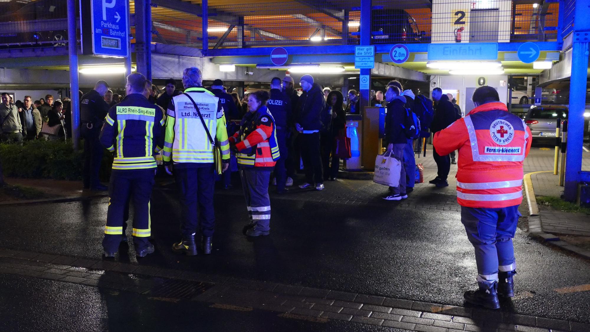 Rettungskräfte betreuten die Passagiere.