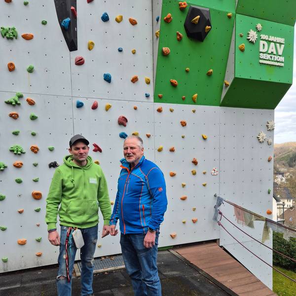 DAV-Jugendreferent Marcus Mau (l.) und der Vorsitzende Manfred Blanke stehen vor der Kletterwand am Sektionshaus in Gummersbach.