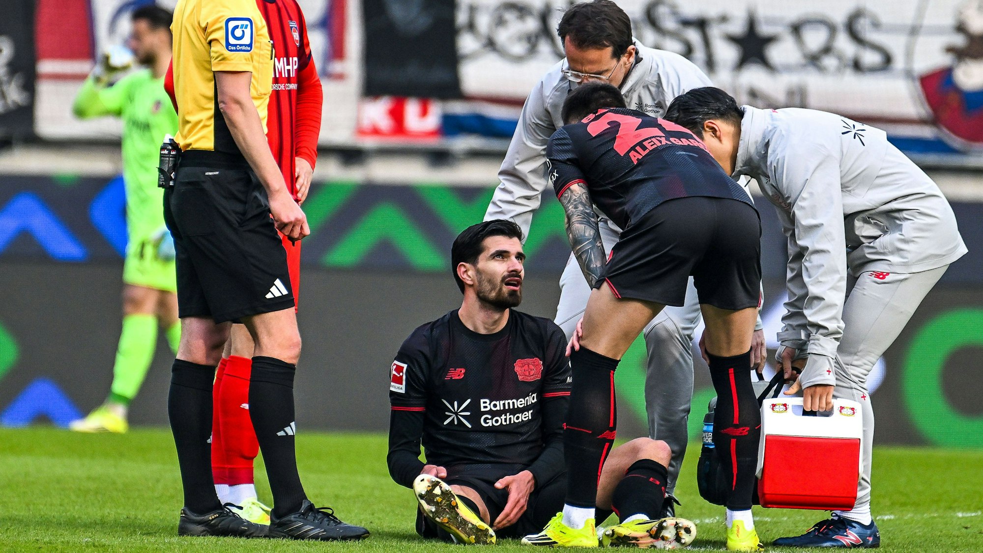 Behandlung von Martin Terrier im Spiel von Bayer Leverkusen.