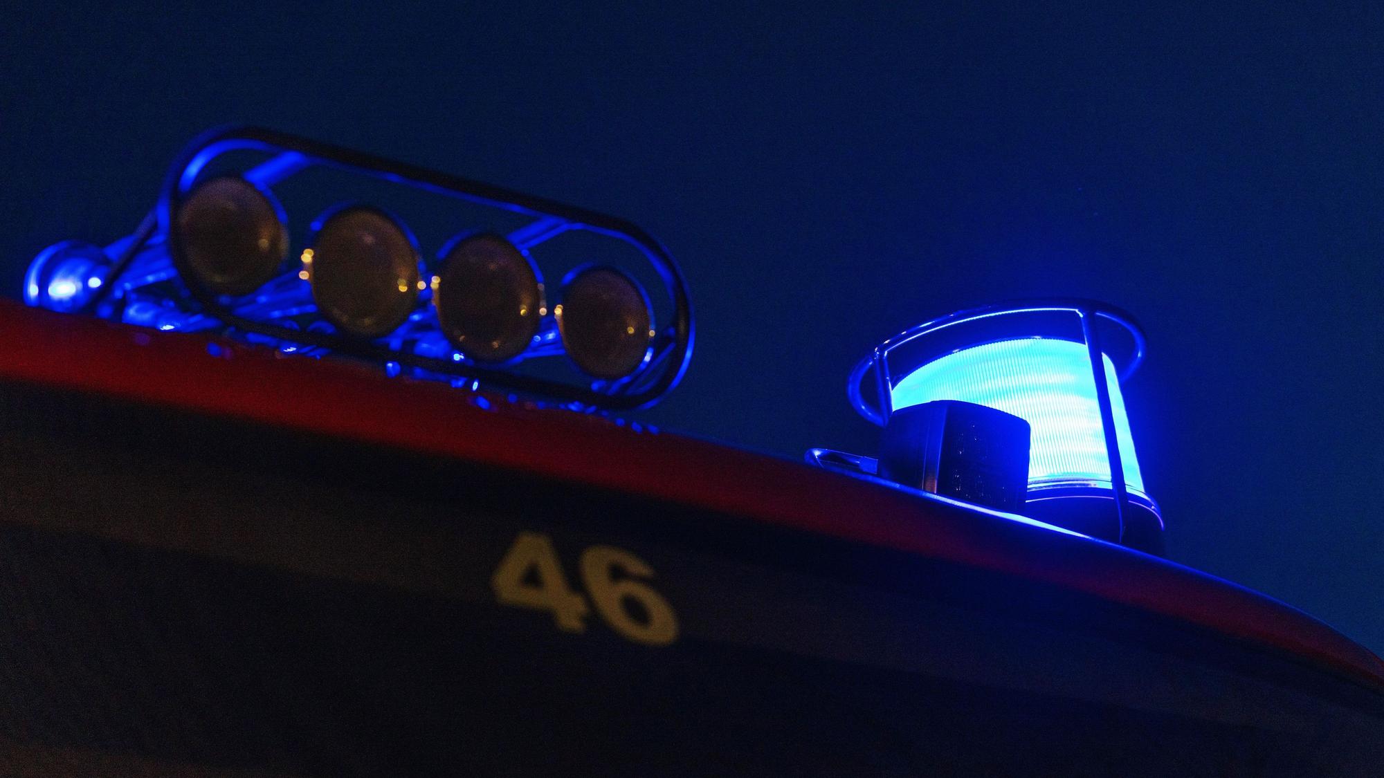 Ein Blaulicht leuchtet bei Nacht auf einem Feuerwehrauto.