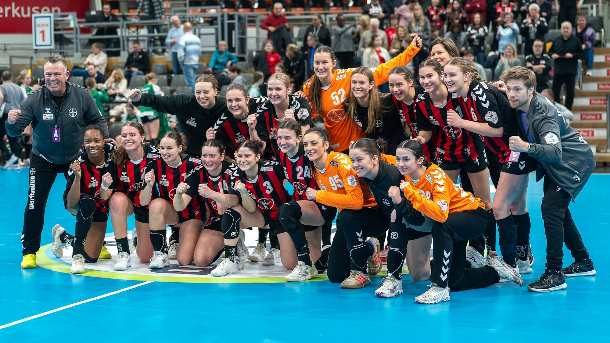 Die Mannschaft aus Leverkusen feiert ihren Sieg. TSV Bayer 04 Leverkusen vs. SG 09 Kirchhof, Handball, ALSCO Handballbundesliga Frauen, 18. Spieltag, Saison 2025/2026, 15.02.2026 TSV Bayer 04 Leverkusen vs. SG 09 Kirchhof, Handball, ALSCO Handballbundesliga Frauen, 18. Spieltag, Saison 2025/2026, 15.02.2026 Leverkusen *** The team from Leverkusen celebrates their victory TSV Bayer 04 Leverkusen vs SG 09 Kirchhof, Handball, ALSCO Handball Bundesliga Women, Matchday 18, Season 2025 2026, 15 02 2026 TSV Bayer 04 Leverkusen vs SG 09 Kirchhof, Handball, ALSCO Handball Bundesliga Women, Matchday 18, Season 2025 2026, 15 02 2026 Leverkusen Copyright: xEibner-Pressefoto/ThomasxHaeslerx EP_THR