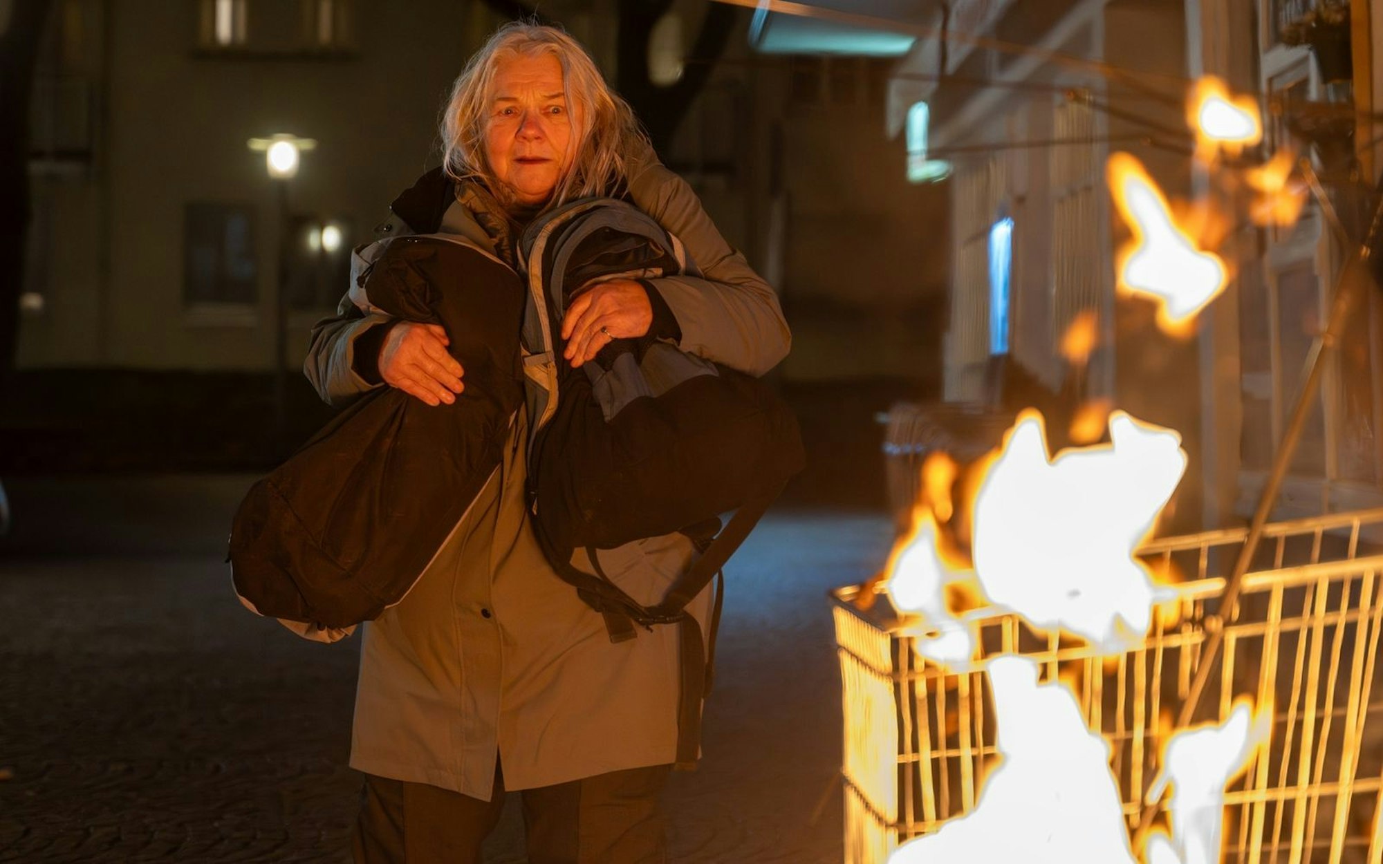 Die 72-jährige Rentnerin (Spielszene) wurde im Schlaf von den Flammen überrascht. Sie konnte sich noch retten, verlor jedoch einen Großteil ihrer Habseligkeiten. (Bild: ZDF/Saskia Pavek)