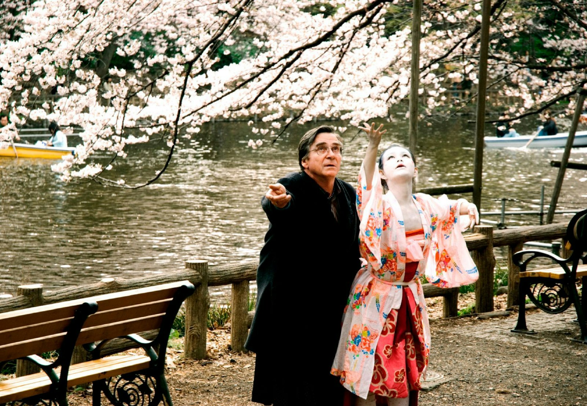 Die Butoh-Tänzerin Yu (Aya Irizuki) zeigt Rudi (Elmar Wepper) einen Weg, mit seiner Frau auch über den Tod hinaus zu kommunizieren. (Bild: BR/Majestic/Patrick Zorer)