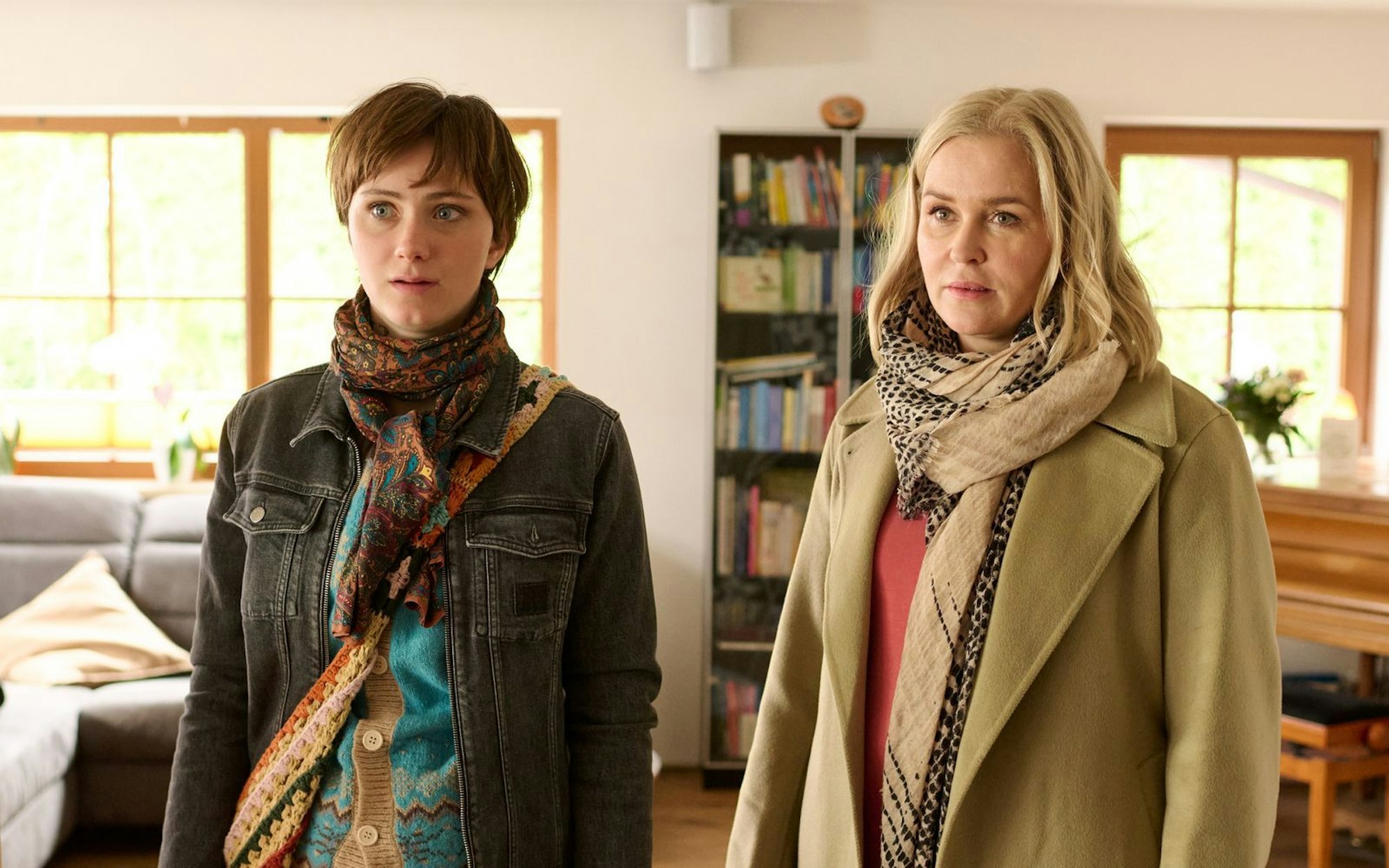 In der neuen Folge „Lena Lorenz - Muttergefühle“ am Donnerstag, 9. April, versucht Lena Lorenz (Judith Hoersch, rechts) zur besten Sendezeit zwischen Mona Treutlein (Carla Hüttermann) und den Adoptiveltern zu vermitteln. (Bild: ZDF/Walter Wehner)