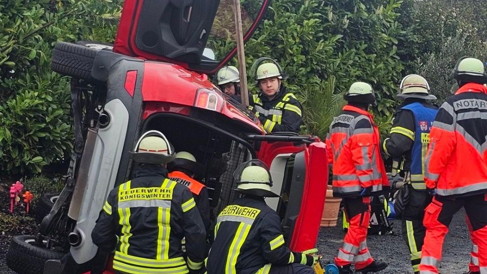 Das Fahrzeug wurde stabilisiert und die Frau aus dem SUV befreit.
