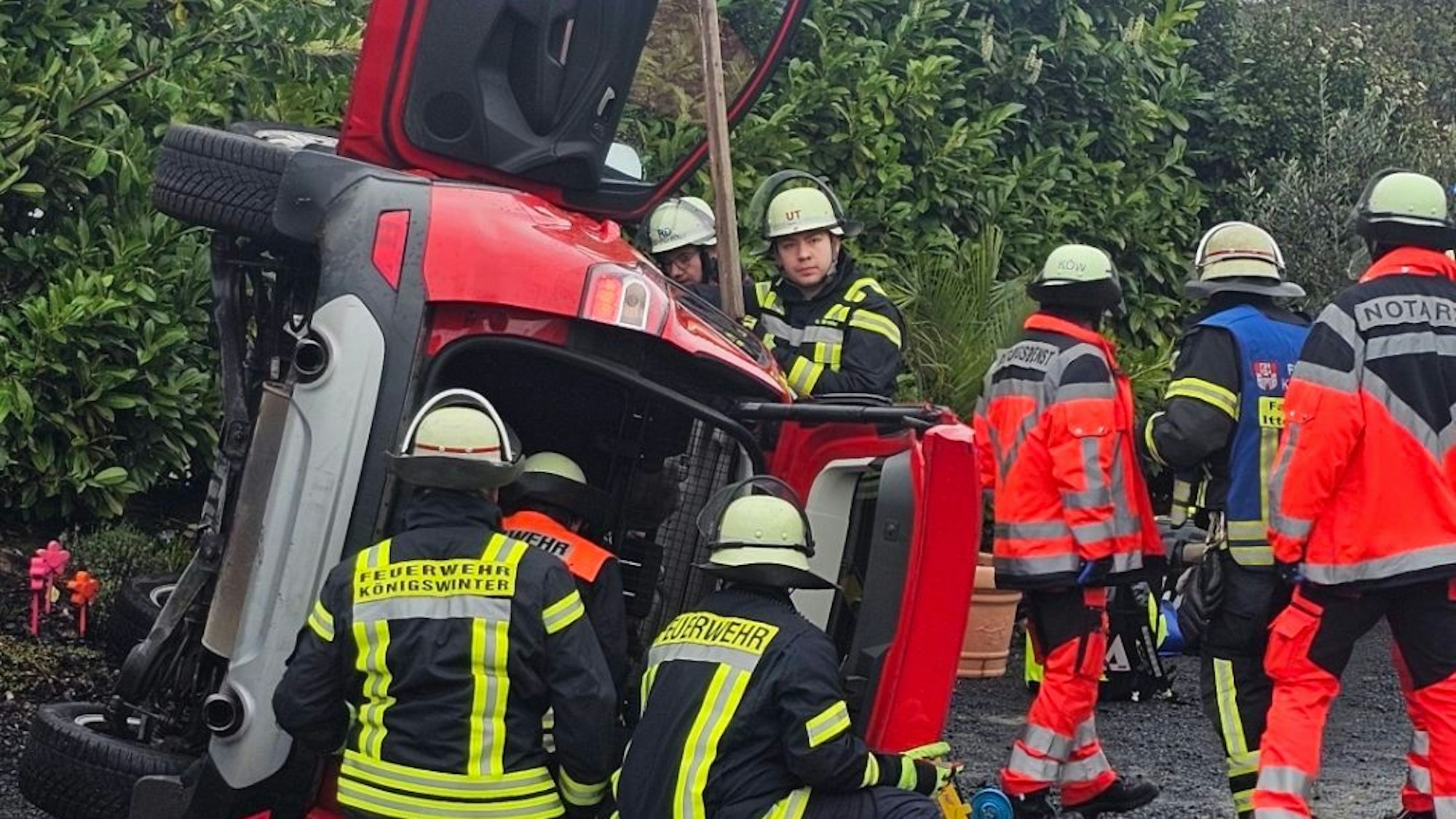 Das Fahrzeug wurde stabilisiert und die Frau aus dem SUV befreit.