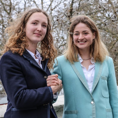 Lilli und Mia Freischem posieren auf einer Brücke auf der Themse.