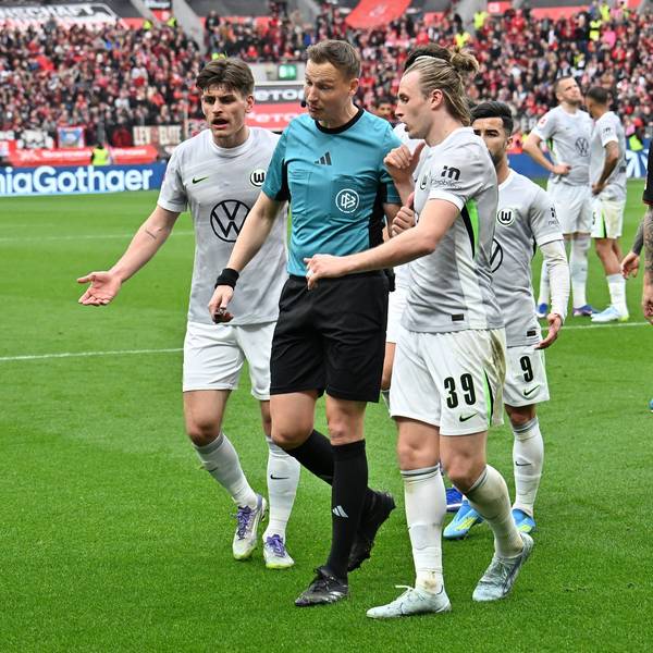 GER, 1.FBL. Bayer 04 Leverkusen vs. VfL Wolfsburg / 04.04.2026, BayArena, Leverkusen, GER, 1.FBL. Bayer 04 Leverkusen vs. VfL Wolfsburg, im Bild: im Vorweg zum 11 Meter für Leverkusen gab es Diskussionen um das Foul im Strafraum Martin Petersen Schiedsrichter / referee Patrick Wimmer VfL Wolfsburg 39, Mohamed Amoura VfL Wolfsburg 9, Robert Andrich Leverkusen 8, *** GER, 1 FBL Bayer 04 Leverkusen vs VfL Wolfsburg 04 04 2026, BayArena, Leverkusen, GER, 1 FBL Bayer 04 Leverkusen vs VfL Wolfsburg, in the picture before the 11 meters for Leverkusen there were discussions about the foul in the penalty area Martin Petersen Referee referee Patrick Wimmer VfL Wolfsburg 39 , Mohamed Amoura VfL Wolfsburg 9 , Robert Andrich Leverkusen 8 , nordphotoxGmbHx/xMeuter nph00351
