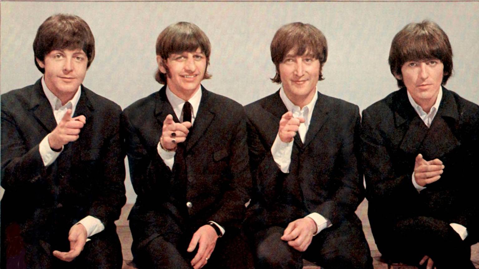 Die Beatles posieren.