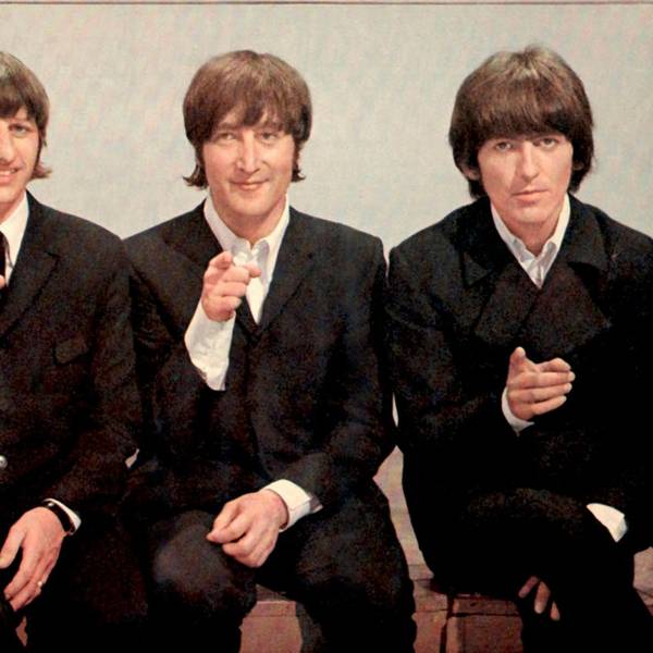 Die Beatles posieren.