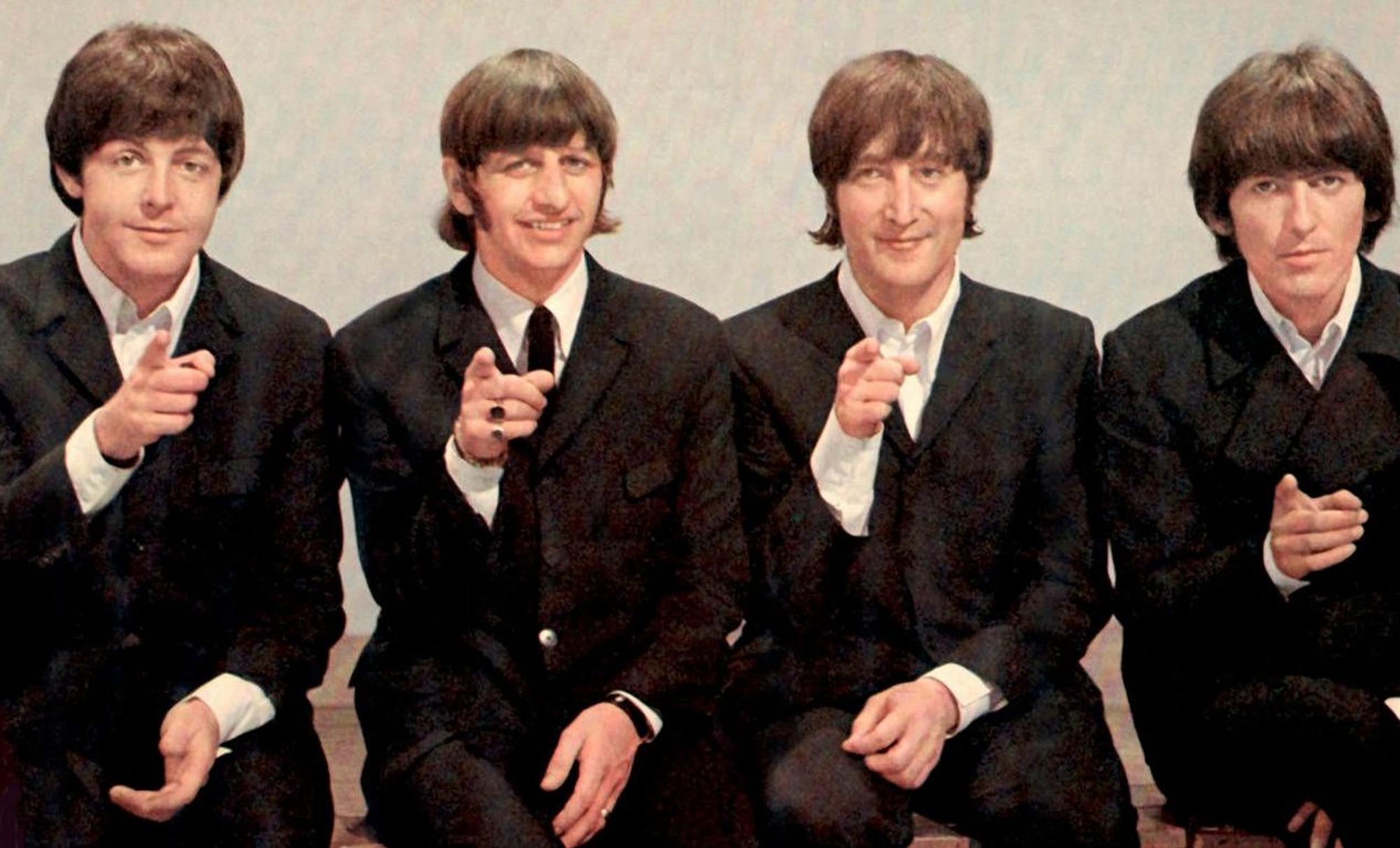 Die Beatles posieren.