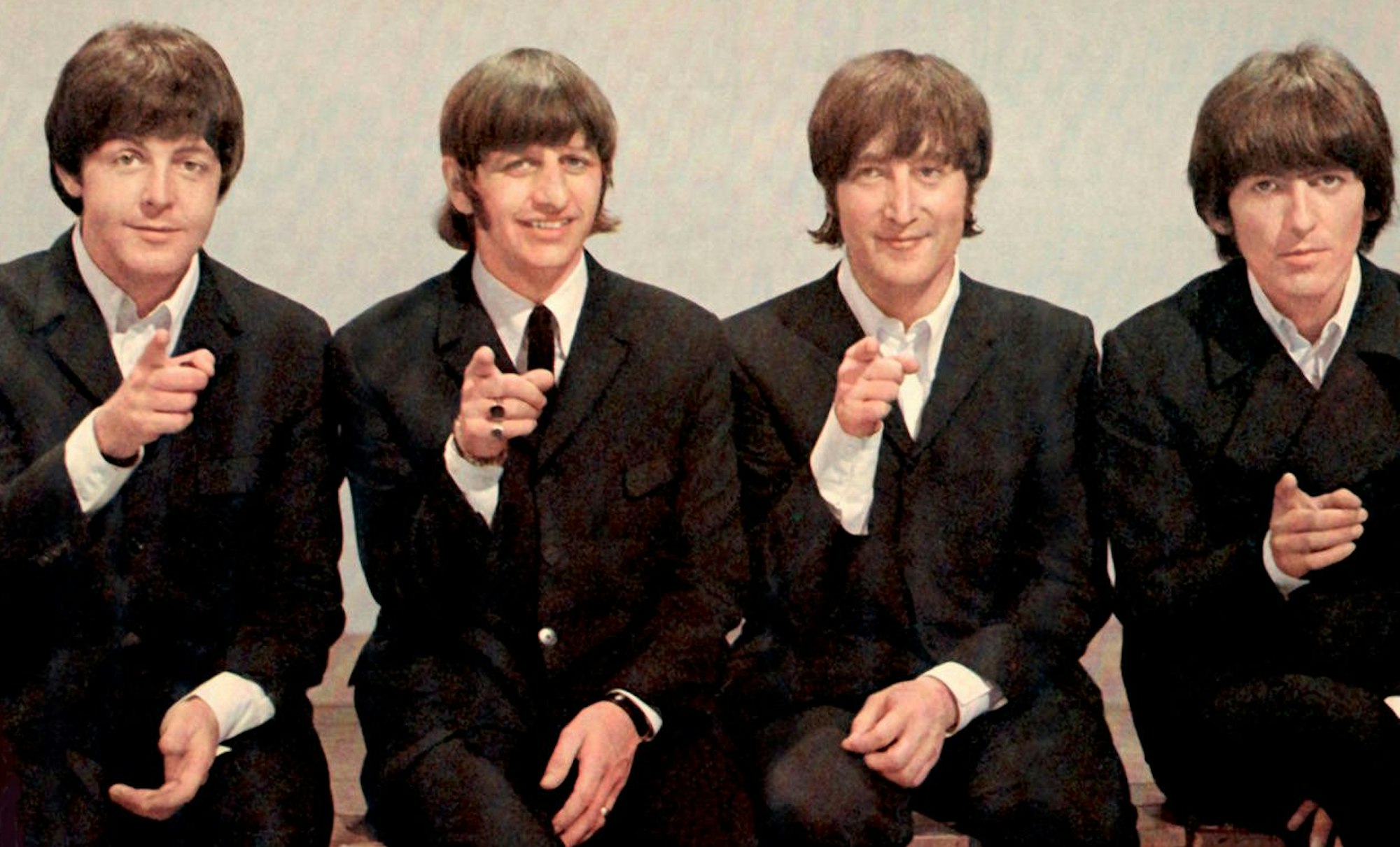 Die Beatles posieren.