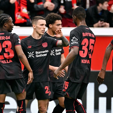 Fussball, Bundesliga, Deutschland, Herren, Saison 2025/2026, 28. Spieltag, BayArena Leverkusen: Bayer Leverkusen - VfL Wolfsburg Jubel Alejandro Grimaldo LEV nach seinem Tor zum 1:1 durch Elfmeter. Jubel, Freude, Aktion. *** Football, Bundesliga, Germany, Men, Season 2025 2026, 28 Matchday, BayArena Leverkusen Bayer Leverkusen VfL Wolfsburg Cheers Alejandro Grimaldo LEV after his goal to 1 1 by penalty kick Cheers, joy, action