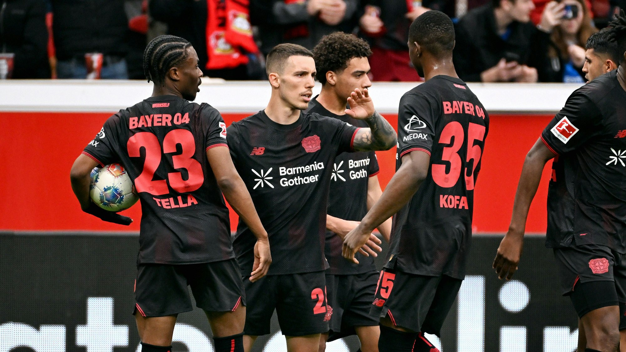 Fussball, Bundesliga, Deutschland, Herren, Saison 2025/2026, 28. Spieltag, BayArena Leverkusen: Bayer Leverkusen - VfL Wolfsburg Jubel Alejandro Grimaldo LEV nach seinem Tor zum 1:1 durch Elfmeter. Jubel, Freude, Aktion. *** Football, Bundesliga, Germany, Men, Season 2025 2026, 28 Matchday, BayArena Leverkusen Bayer Leverkusen VfL Wolfsburg Cheers Alejandro Grimaldo LEV after his goal to 1 1 by penalty kick Cheers, joy, action