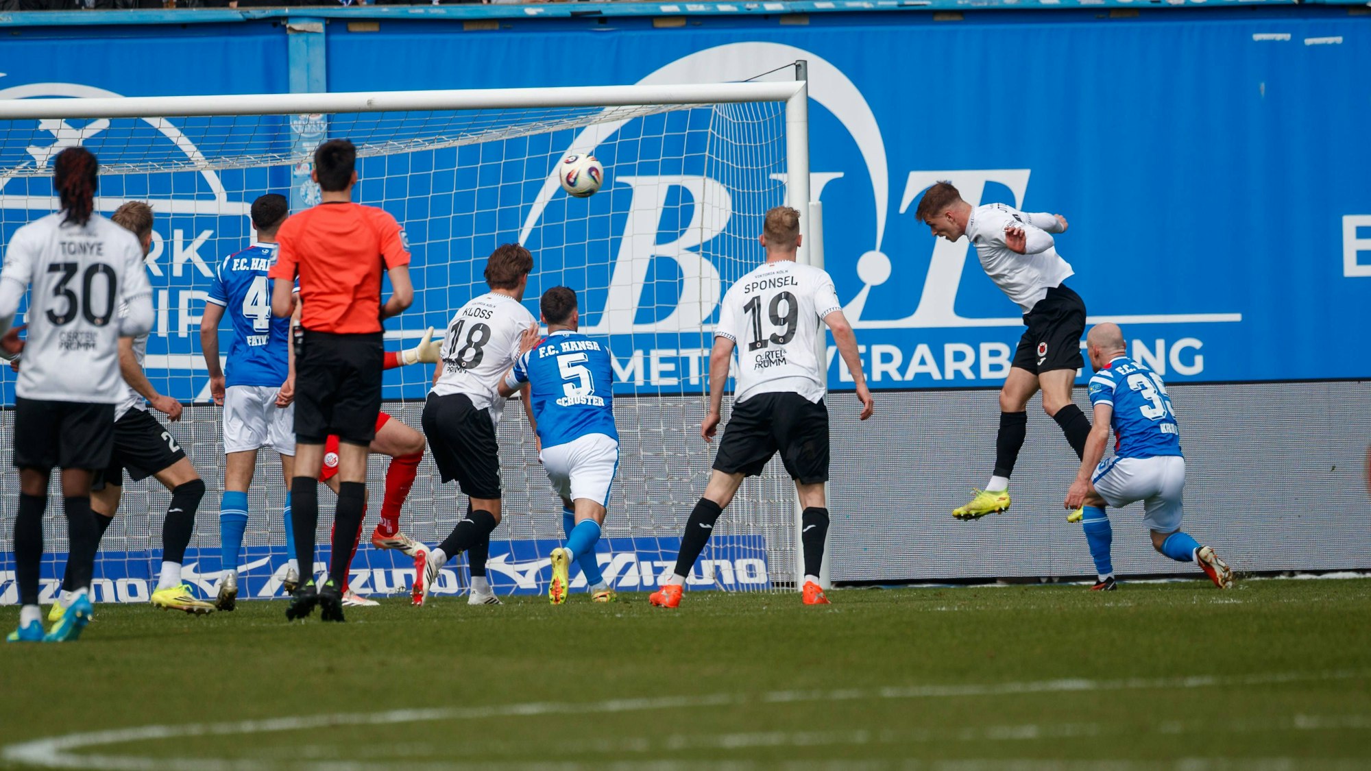 Spielszene im Drittliga-Duell Hansa Rostock - Viktoria Köln.