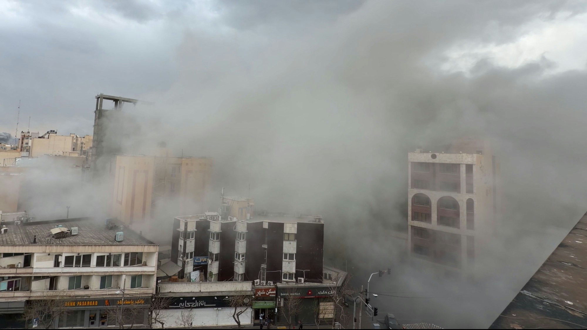 Eine Straße voller Rauch nach einer Explosion in Teheran.