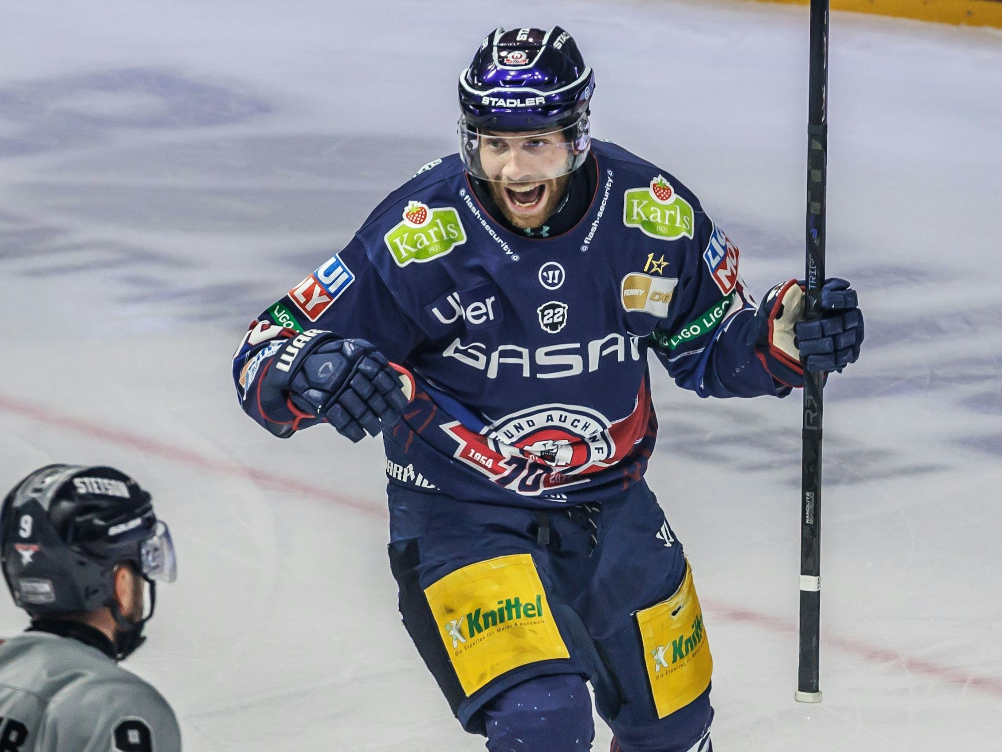 Berlins Leo Pföderl jubelt über einen Treffer.