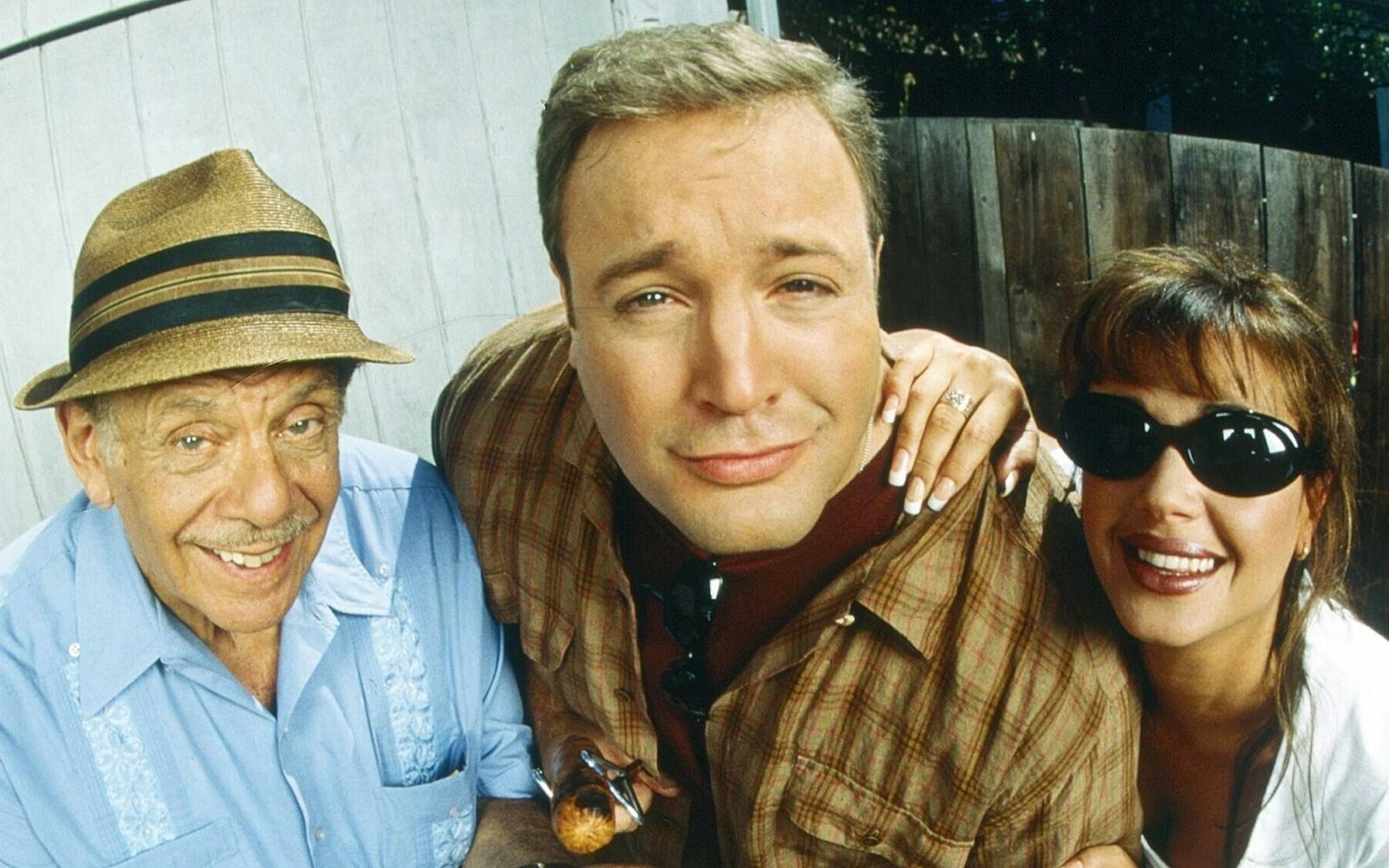 Kevin James (Mitte) galt lange Zeit als einer der größten Comedy-Stars in Hollywood. Wir zeigen, was aus ihm und den anderen „King of Queens“-Stars wurde. (Bild: IMAGO / Everett Collection)
