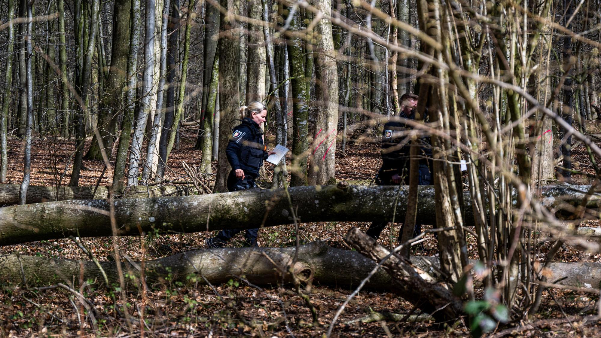 05.04.2026, Schleswig-Holstein, Flensburg: Einsatzkräfte der Polizei stehen in einem Waldstück südöstlich von Flensburg neben einem umgestürzten Baum. Bei einem Unglück sind am Ostersonntag drei Menschen ums Leben gekommen, darunter eine Mutter und ihr Baby. Ein etwa 30 Meter hoher Baum war in der Gemeinde Mittelangeln bei starken Windböen auf eine Gruppe gestürzt, wie die Polizei berichtete. Vier Menschen wurden unter dem Baum eingeklemmt. Foto: Benjamin Nolte/dpa +++ dpa-Bildfunk +++