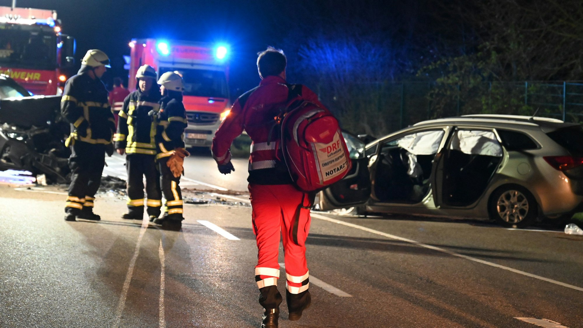 Das Bild zeigt die Unfallstelle und einen Notarzt.