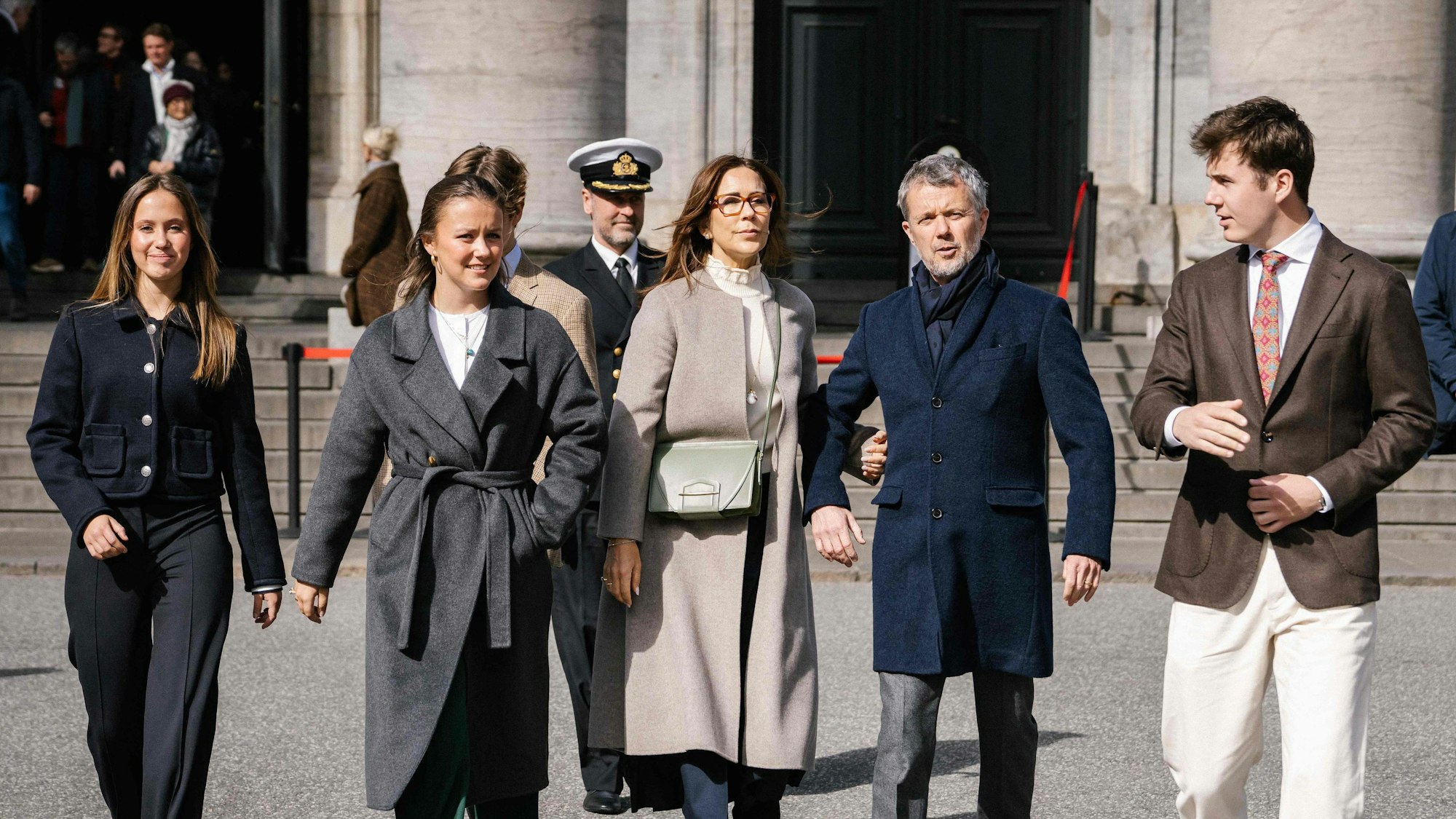 Die dänische Königsfamilie beim Verlassen der Frederikskirche in Kopenhagen: Prinzessin Josephine, Prinzessin Isabella, Prinz Vincent, Königin Mary, König Frederik X. und Kronprinz Christian nach dem Ostergottesdienst am 5. April 2026.