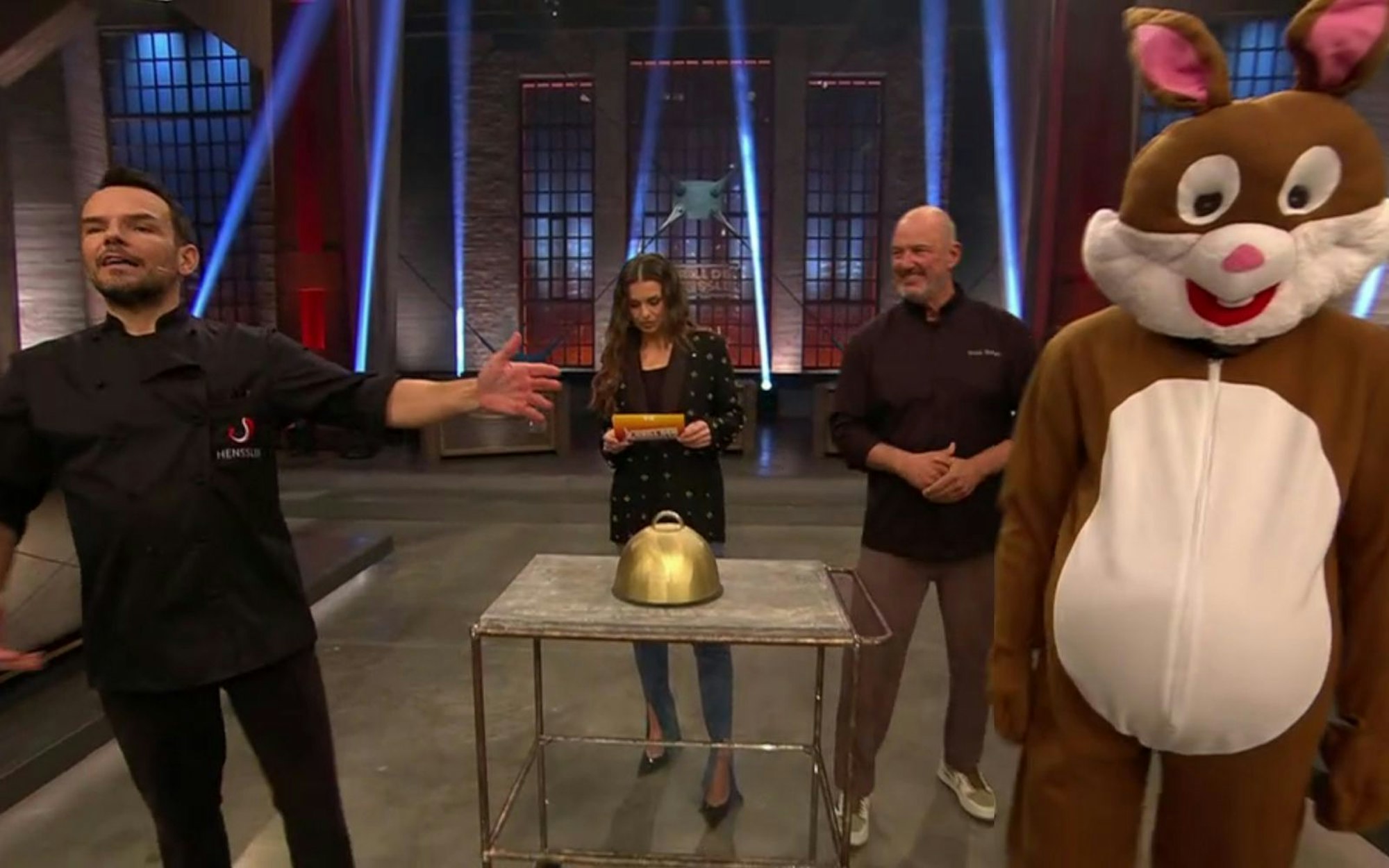 Plüschige Frotzelei: Steffen Henssler stellte den Osterhasen als Tim Mälzer vor. (Bild: RTL)