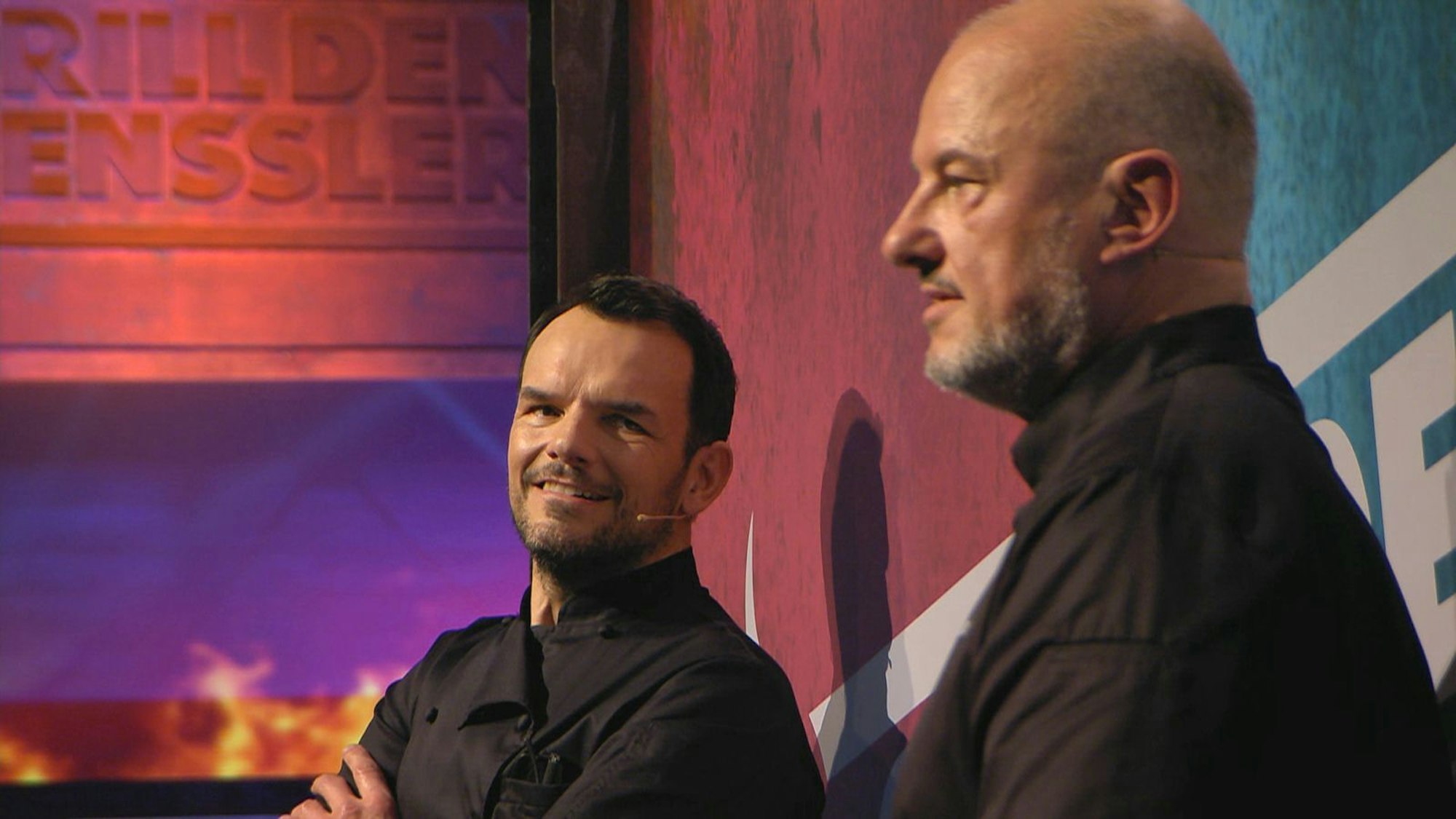 Zwei gegen einen: Bei „Grill den Henssler“ (VOX) lästerten die Grill-Gladiatoren Steffen Henssler (links) und Frank Rosin gegen den abwesenden gemeinsamen „Lieblings-Feind“ Tim Mälzer. (Bild: RTL)