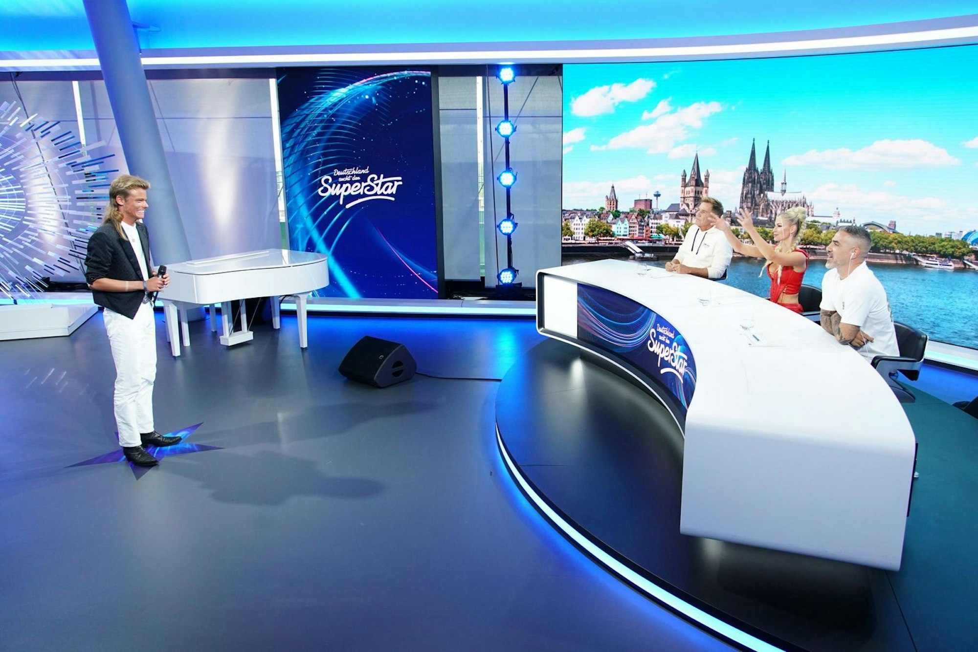 Was ist das? Evan Schuy (18) trägt den Gedächtnis-Fokuhila des jungen Dieter Bohlen und das Styling von Thomas Anders. Aber singen kann er: Recall! (Bild: RTL / Stefan Gregorowius)