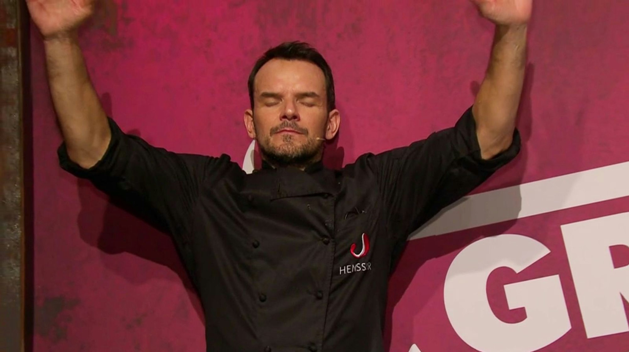 Spiel, Süßigkeit, Sieg: Henssler gewann das Dessert 27:25 und damit das Koch-Match 95:93 und war so begeistert wie erleichtert. (Bild: RTL)