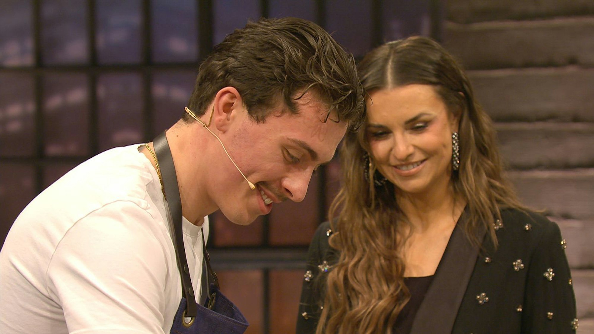 Hitze am Herd! Laura Wontorra verfiel bei „Grill den Henssler“ (VOX) wegen Toni Zaza in den Flirtmodus. (Bild: RTL)