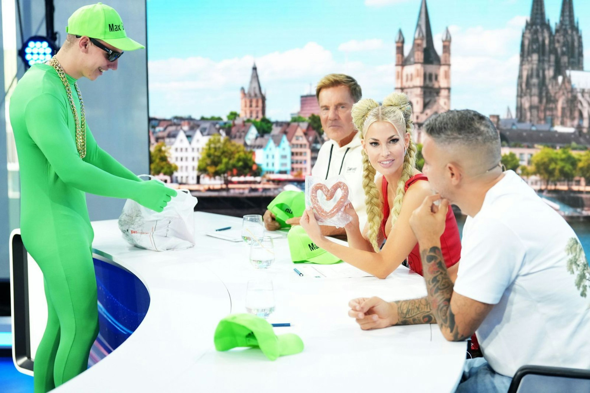 Auch wandelnde Skurrilitäten wie Max Grün sind wieder bei DSDS dabei. Den stellten Dieter Bohlen, Isi Glück und Bushido (rechts) ins Achtung: „Das ist lächerlich, peinlich.“ (Bild: RTL / Stefan Gregorowius)