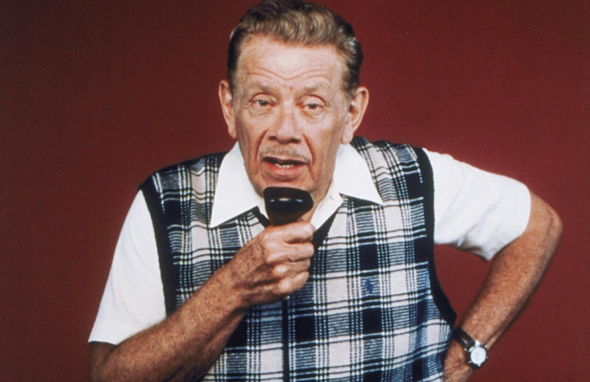 Für viele Fans der eigentliche Star der Serie: Jerry Stiller spielte in „King Of Queens“ Dougs abgedrehten und ständig nörgelnden Schwiegervater Arthur. (Bild: Koch Media)