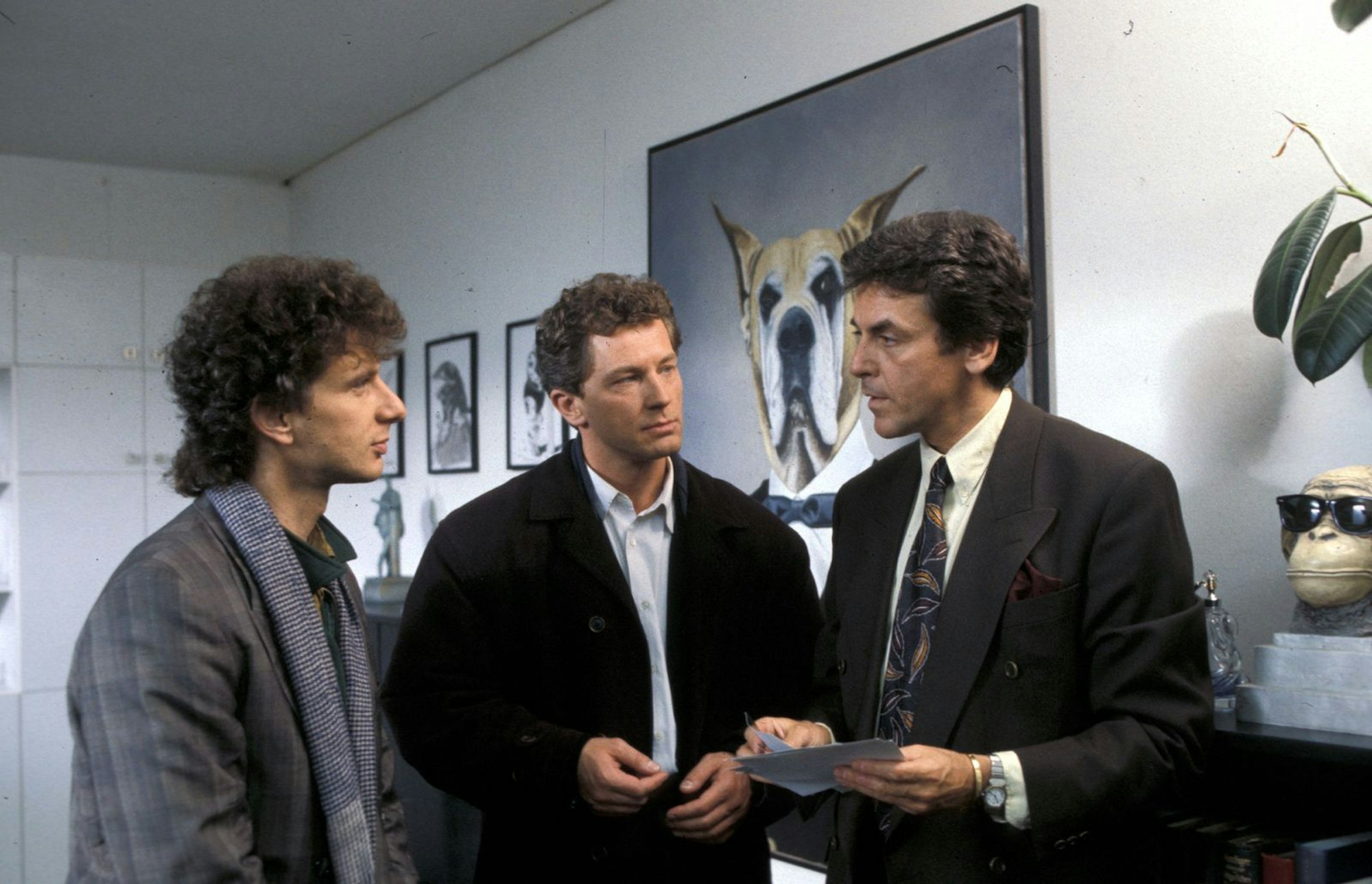 Klaus Pelzer (Bela Erny, rechts) gehörte die gleichnamige Kosmetikfirma, der die Verstorbene unerlaubte Tierversuche vorgeworfen hatte. Batic und Leitmayr sahen sich den Mann genauer an. (Bild: BR/Bavaria Film GmbH/Thomas Klausmann)