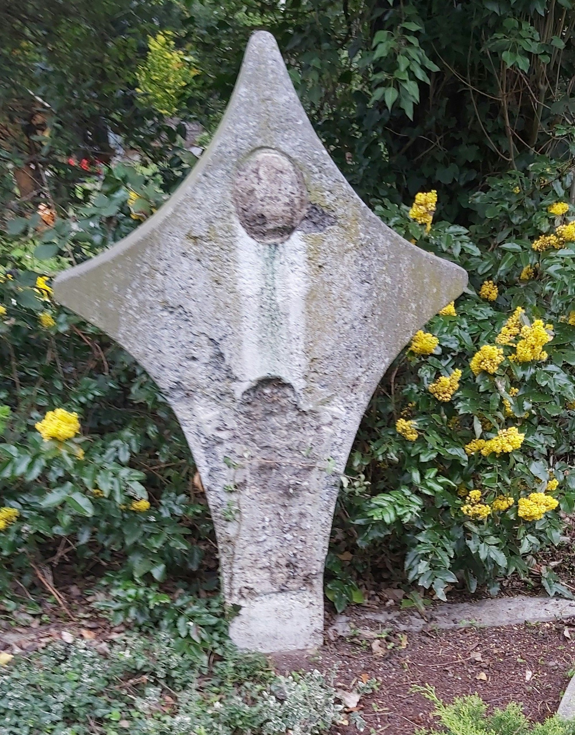 Nicht einmal vor Grabinschriften machten die Diebe Halt. Die Metallbuchstaben wurden gewaltsam herausgebrochen.
