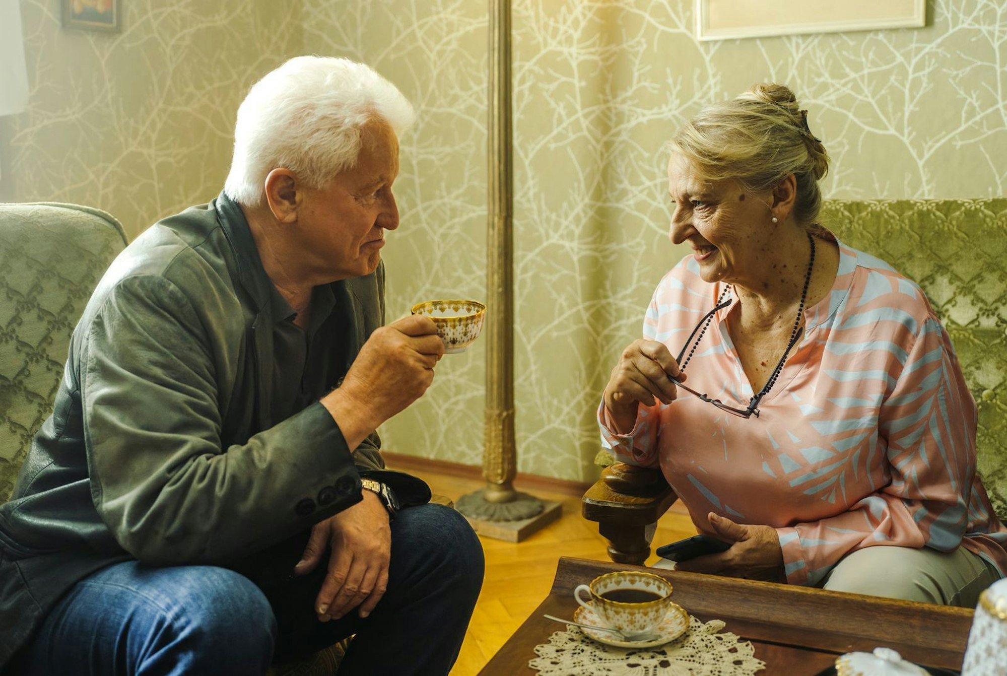 Ivo Batic (Miroslav Nemec) befragte Frau Breitlinger (Johanna Bittenbinder) zu den Ereignissen in einer Nachbarwohnung. (Bild: BR/NEUESUPER GmbH/Hendrik Heiden)