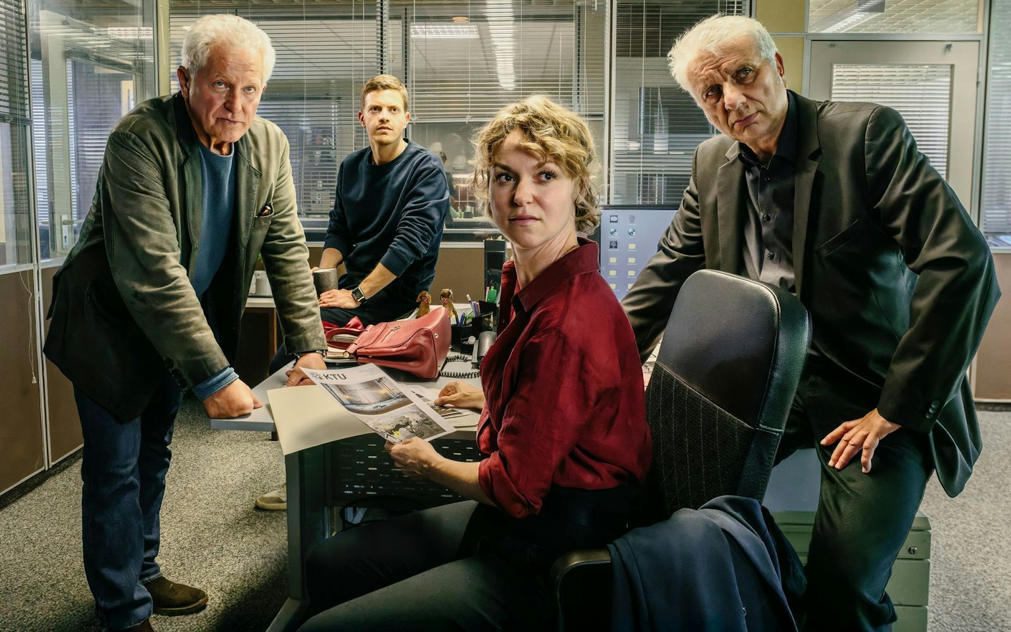 Kriminalhauptkommissar Ivo Batic (Miroslav Nemec, links), Kriminaloberkommissar Kalli Hammermann (Ferdinand Hofer, zweiter von links) und Kriminalhauptkommissar Franz Leitmayr (Udo Wachtveitl) freuten sich über den Überraschungsbesuch ihrer ehemaligen Kollegin Christine Lerch (Lisa Wagner). (Bild: BR/NEUESUPER GmbH/Hendrik Heiden)