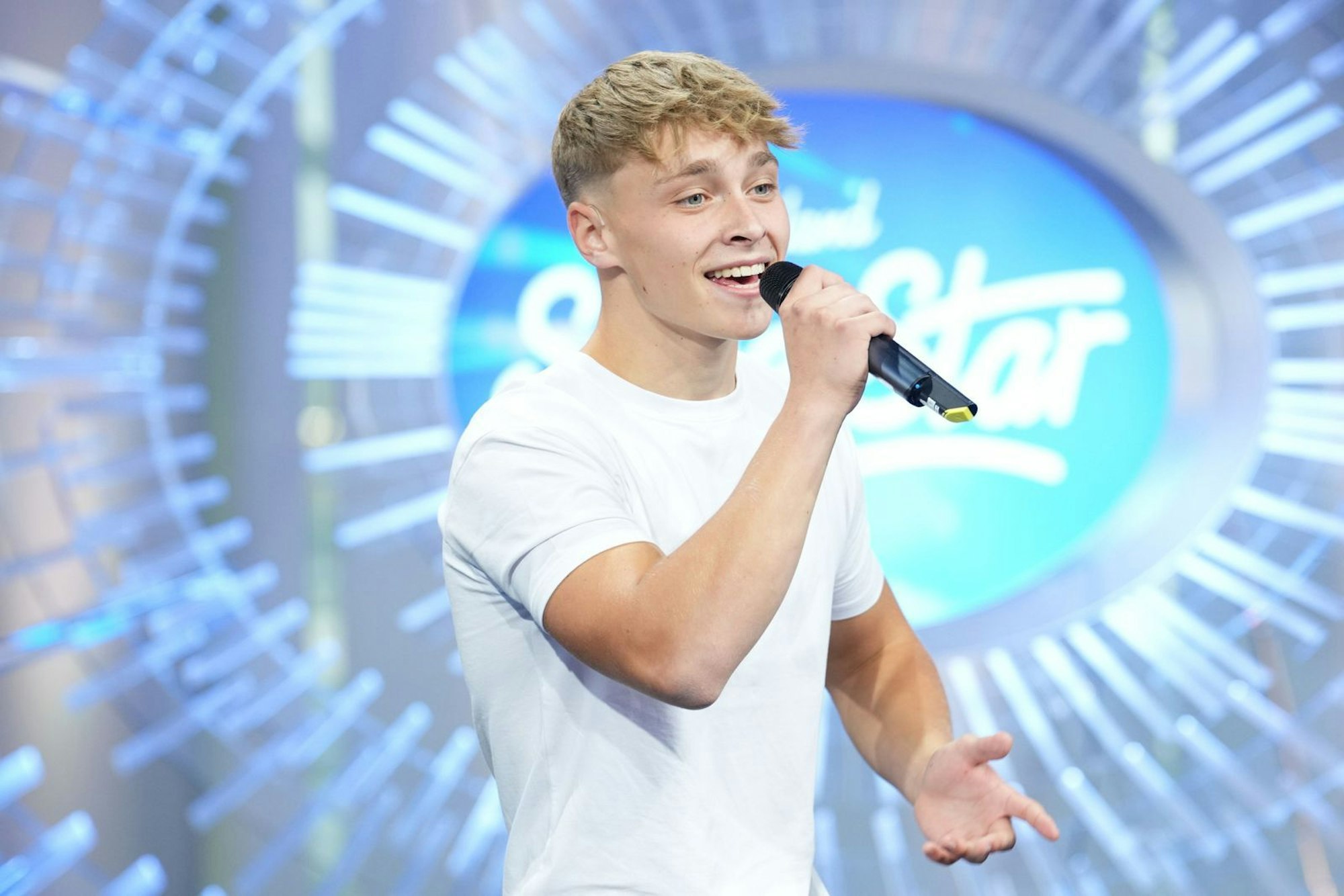 Tyrell Hagedorn (18) ist der Erste, der 2026 vorsingt. Er schafft es am Ende auch in den Recall der Besten 30. (Bild: RTL / Stefan Gregorowius)