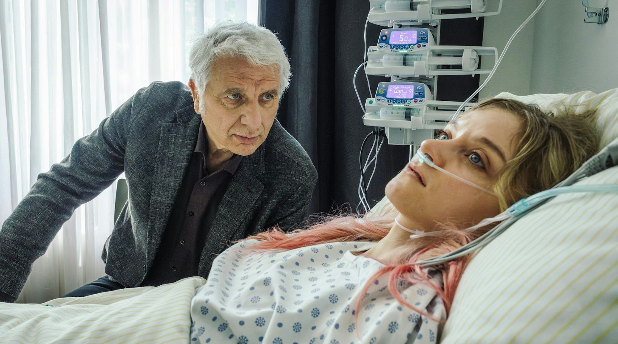Franz Leitmayr (Udo Wachtveitl) erhoffte sich im Krankenhaus Antworten von Kara Roth (Lara Feith). (Bild: BR/NEUESUPER GmbH/Hendrik Heiden)